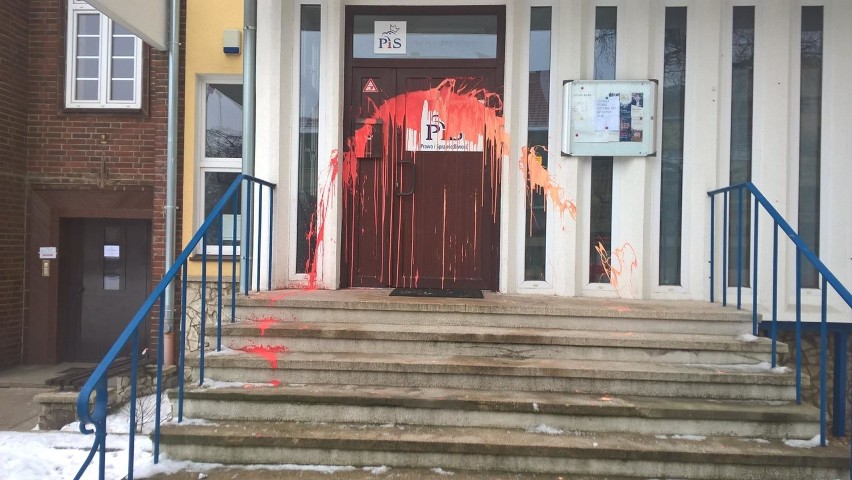 Ktoś oblał farbą drzwi siedziby PiS-u w Szczecinie [zdjęcia, wideo]
