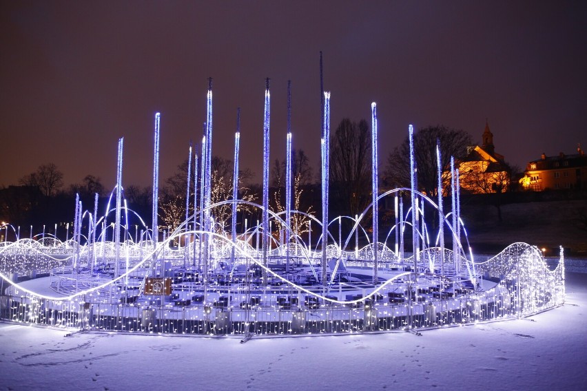 Zimowa iluminacja w Multimedialnym Parku Fontann. "Tysiące bajecznie kolorowych świateł"