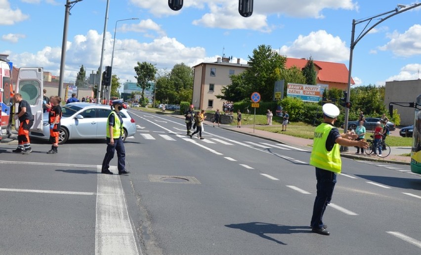 Wypadek na przejściu dla pieszych w Starogardzie. Policjanci apelują o rozwagę.