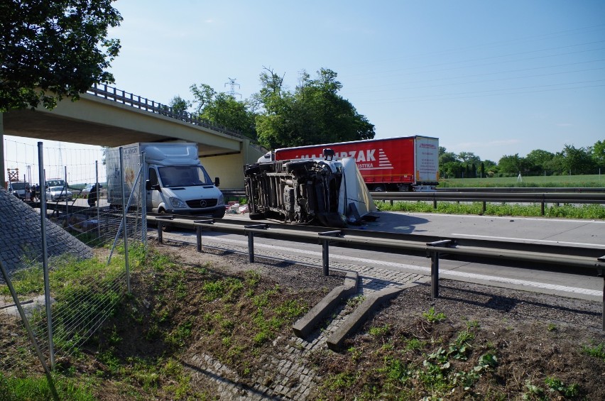 Wypadek na A4 pod Legnicą. Bus ze słodyczami zablokował drogę