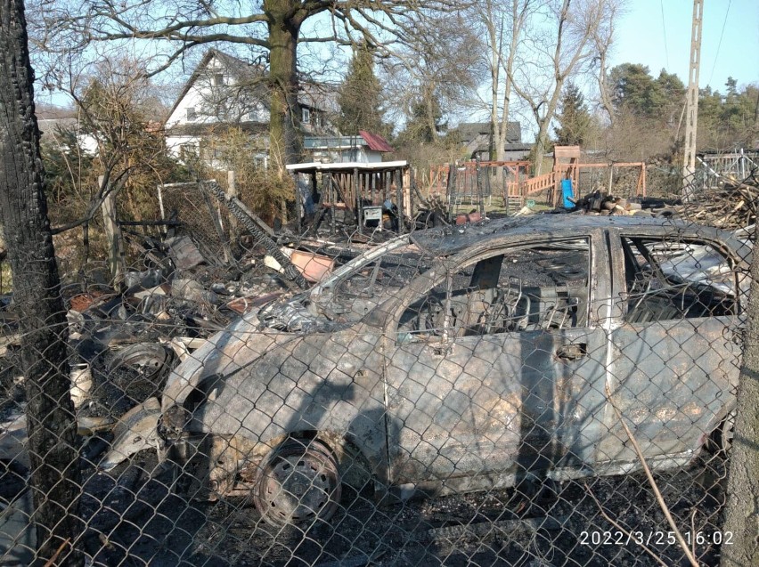 Pożar w Jerzmanowicach w powiecie legnickim. Spłonęła wiata i zaparkowany pod nią samochód. W pożarze zginął pies 