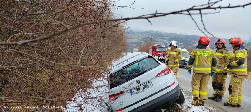 Groźny wypadek w Bystrej. Na oblodzonej drodze gminnej zderzyły się dwa samochody. Droga jest zablokowana