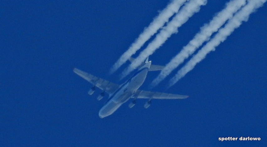Ogromne samoloty z transportem sprzętu medycznego. Darłowski fotograf uwiecznił je na zdjęciach 