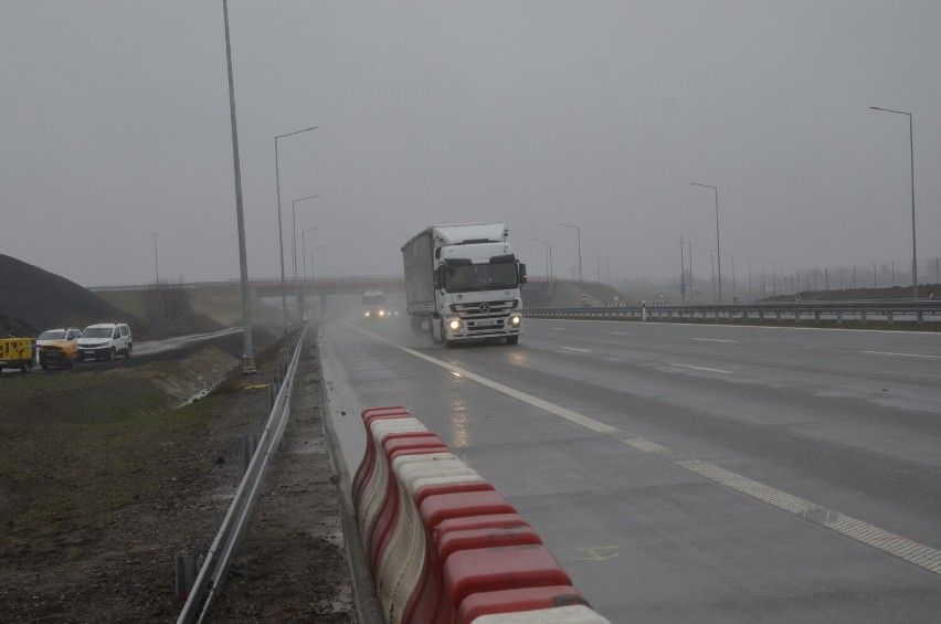 Nowa, trzypasmowa jezdnia autostrady A1 od Piotrkowa do...
