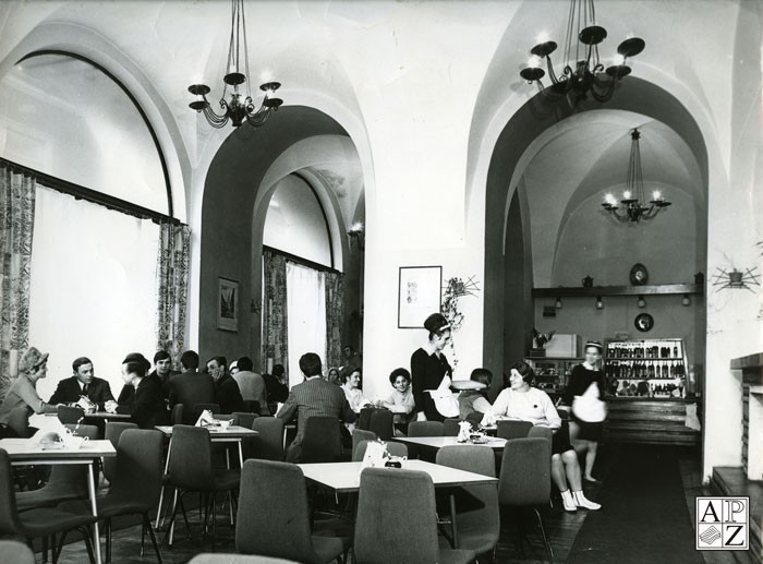 Kawiarnia „Ratuszowa” w Zamościu, 1966 r. 
Autor fotografii...