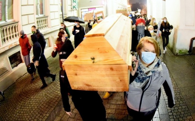 Pogrzeb praw kobiet w Zielonej Górze. Ulicami miasta przeszedł żałobny orszak. Zobaczcie, co się działo!
