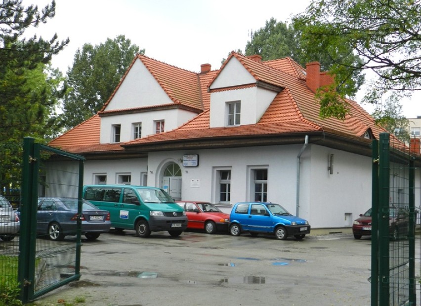 Budynek Toruńskiego Stowarzyszenia WSPÓŁPRACA od stron bramy wjazdowej