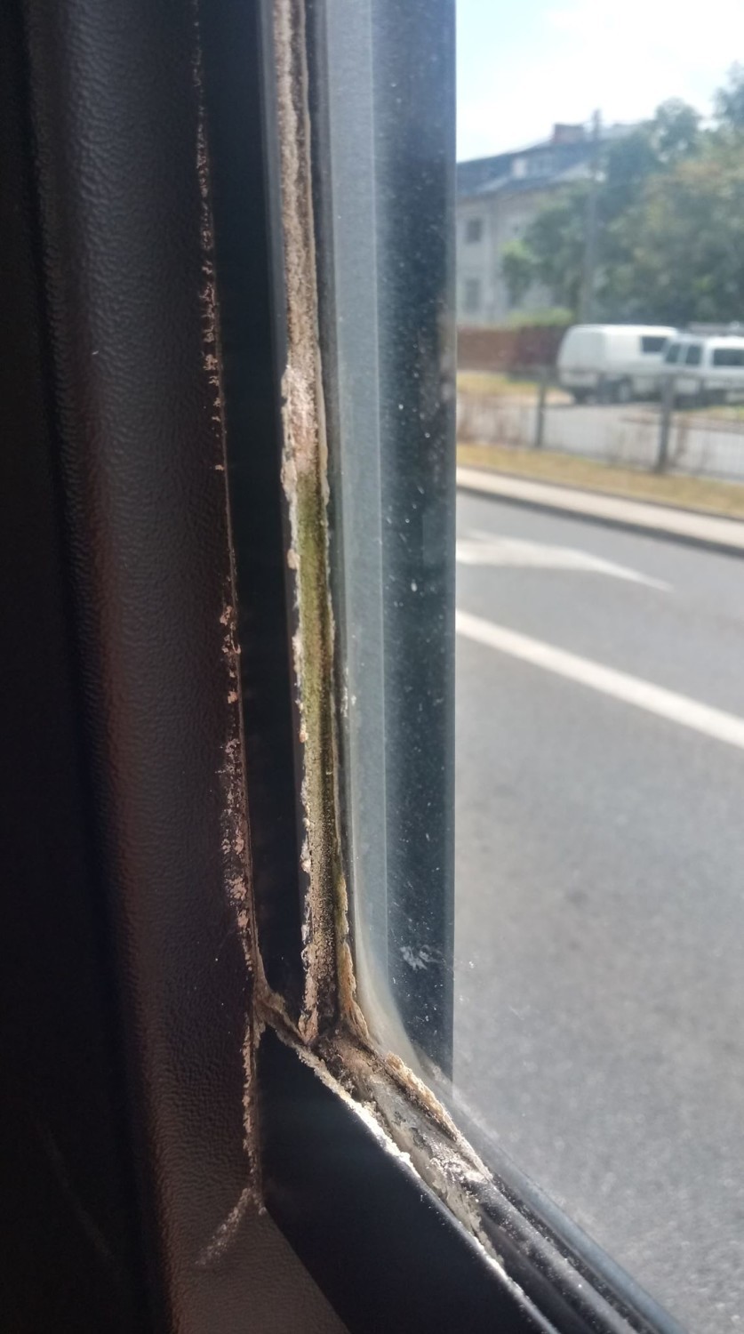 "Obrzydliwy brud" na szybach autobusu. Czy ktoś w ogóle...