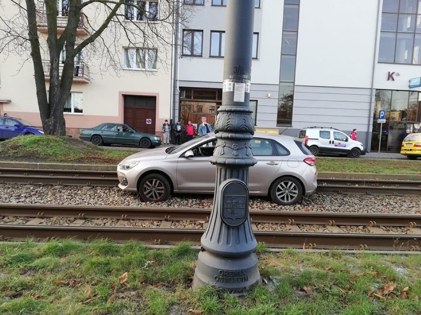 Auto jechało torowiskiem przy WSG i utknęło - ruch zablokowany [zdjęcia]