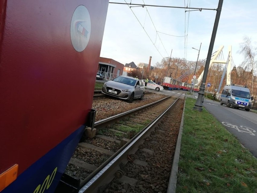 Auto jechało torowiskiem przy WSG i utknęło - ruch zablokowany [zdjęcia]