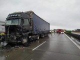 Na autostradzie A4 zderzyły się trzy ciężarówki. Śmigłowiec LPR nie mógł wylądować, wpadł w wir! [ZDJĘCIA, FILM]
