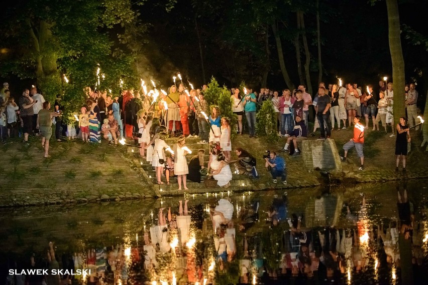 Krotoszyn - Noc Kupały w krotoszyńskim parku. Koncerty, teatr i puszczanie wianków. ZDJĘCIA