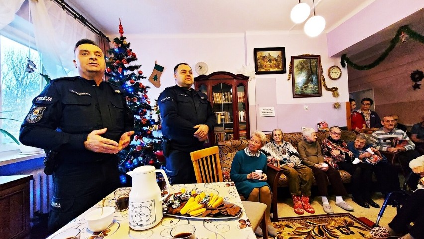 Tomaszowscy policjanci ostrzegali przed oszustami. Ich ofiarą może być każdy, nie tylko osoby starsze - ZDJĘCIA