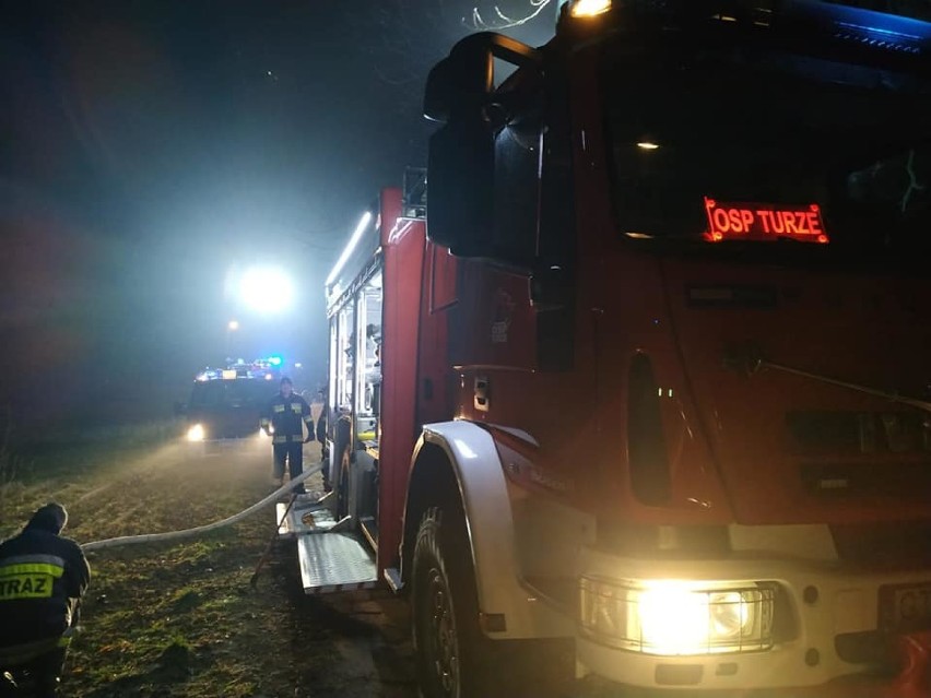 Palą się dwa baraki w Szczerbięcinie, w gminie Tczew. Jedna osoba odniosła obrażenia [ZDJĘCIA]