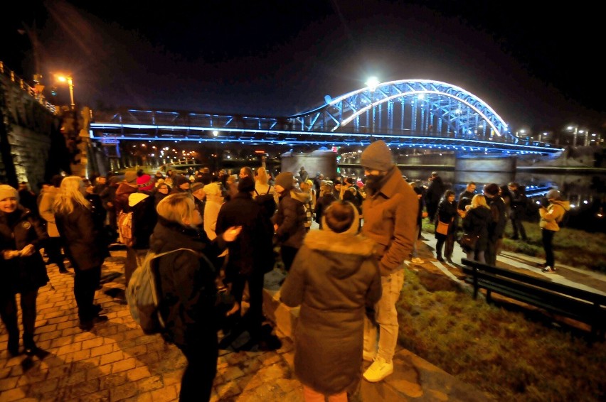 Mieszkańcy Krakowa świętowali 90. urodziny mostu Józefa Piłsudskiego. Rozdawano też certyfikowane kawałki zabytkowego obiektu ZDJĘCIA 