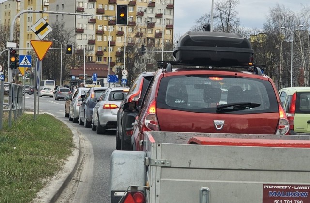 Korki większe niż zwykle  na alei IX Wieków Kielc są skutkiem wyłączania sygnalizacji świetlnej na skrzyżowaniu z ulicami Nowy Świat i Pelca.