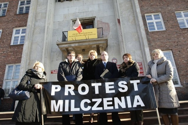 Związkowcy grożą, że na kolejną sesję przywiozą radnym czarną trumnę