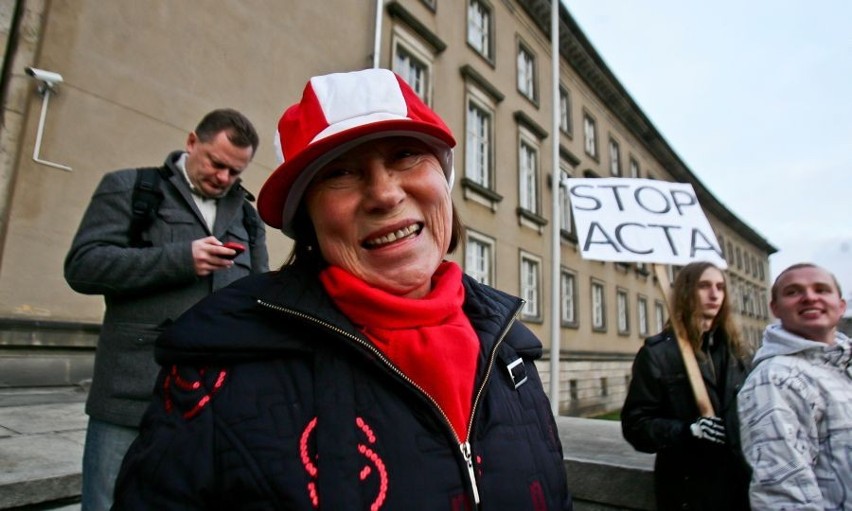 Wrocław: Małą grupą protestowali przeciw ACTA. W środę ma przyjść 8 tysięcy osób