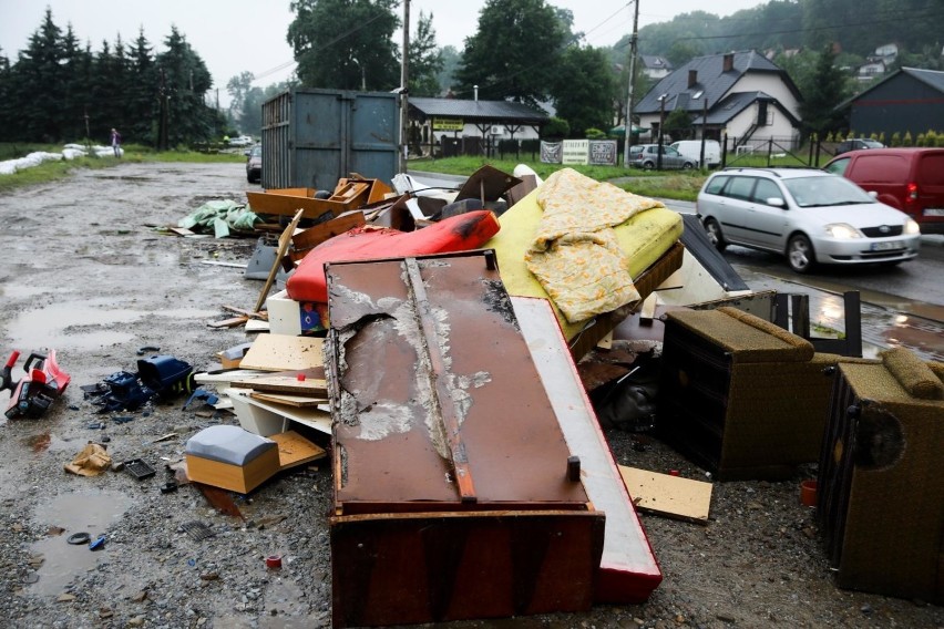 Powódź w Łapanowie. Powodzianie liczą straty i robią remonty. Tylko wieczorami, po całym dniu, pozwalają sobie na łzy bezsilności [REPORTAŻ]