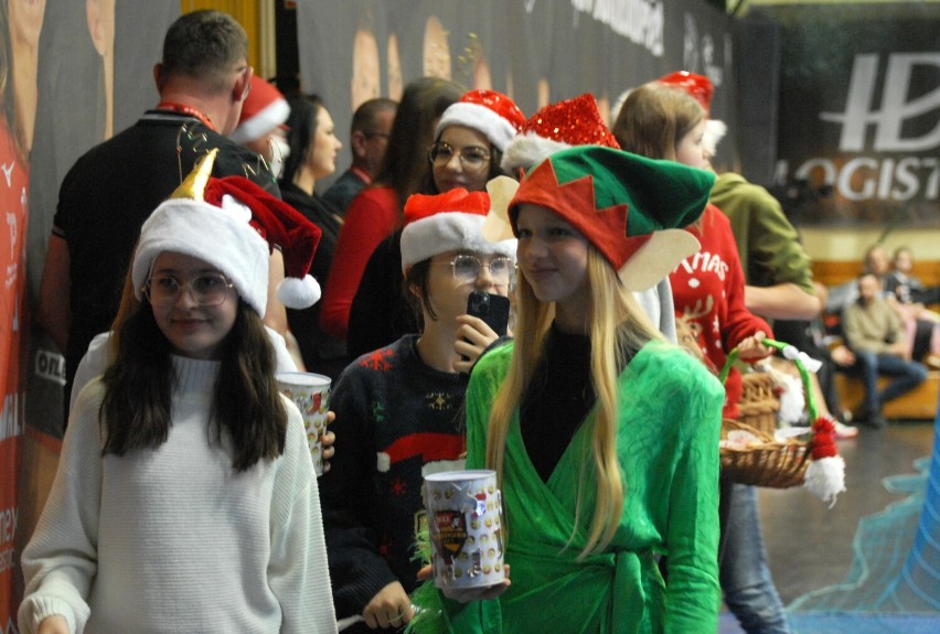 Świąteczna zbiórka darów dla Domu Dziecka w Piotrkowie podczas meczu Piotrkowianina VIDEO, ZDJĘCIA