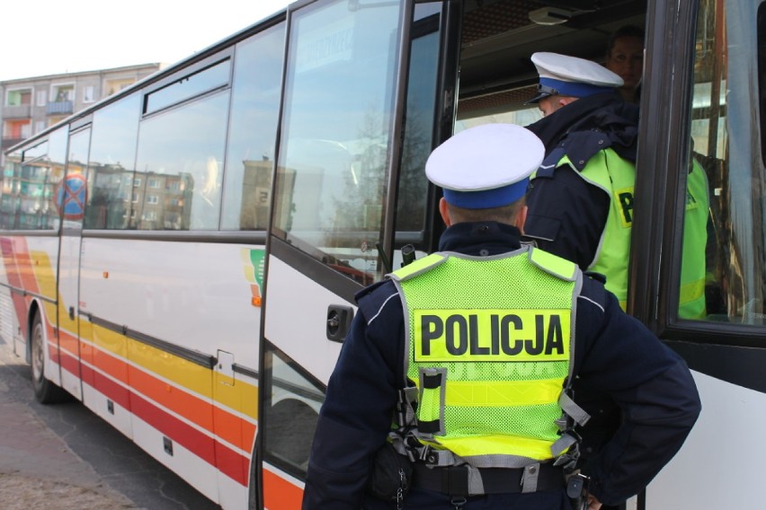 W trakcie działań policjanci skontrolowali 10 autobusów. W...