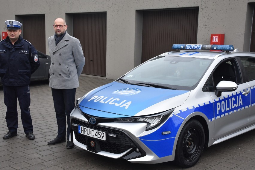 Policja Gniezno. Nowy hybrydowy radiowóz trafił na gnieźnieńską komendę [FOTO]