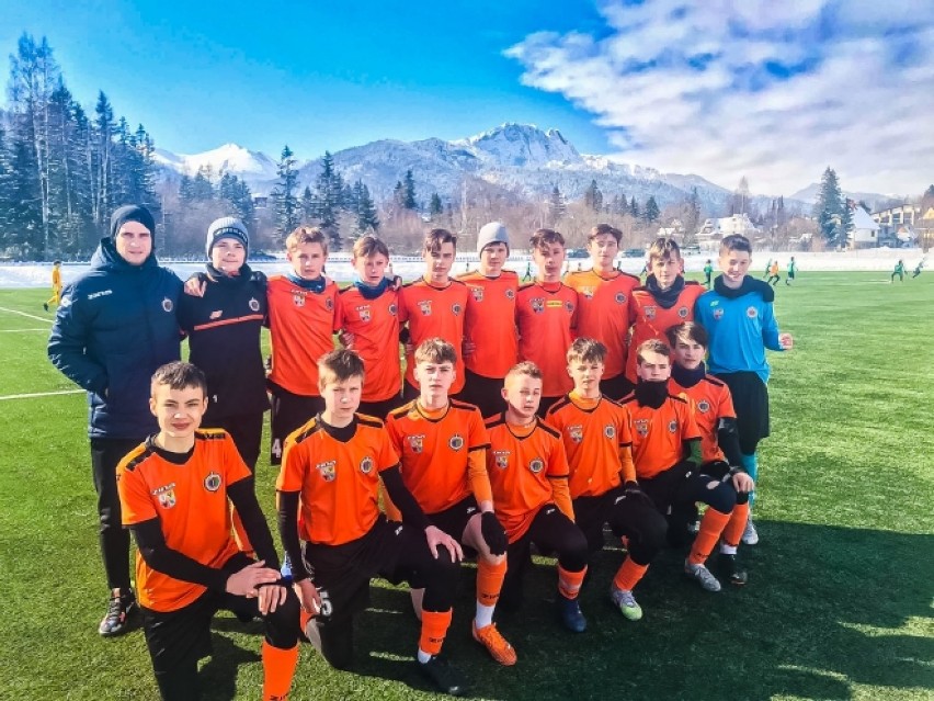 Chrobry Głogów: Drużyna U-14 wygrała turniej w Zakopanem. Młodzi zawodnicy przekazali też sportowy sprzęt na rzecz fundacji