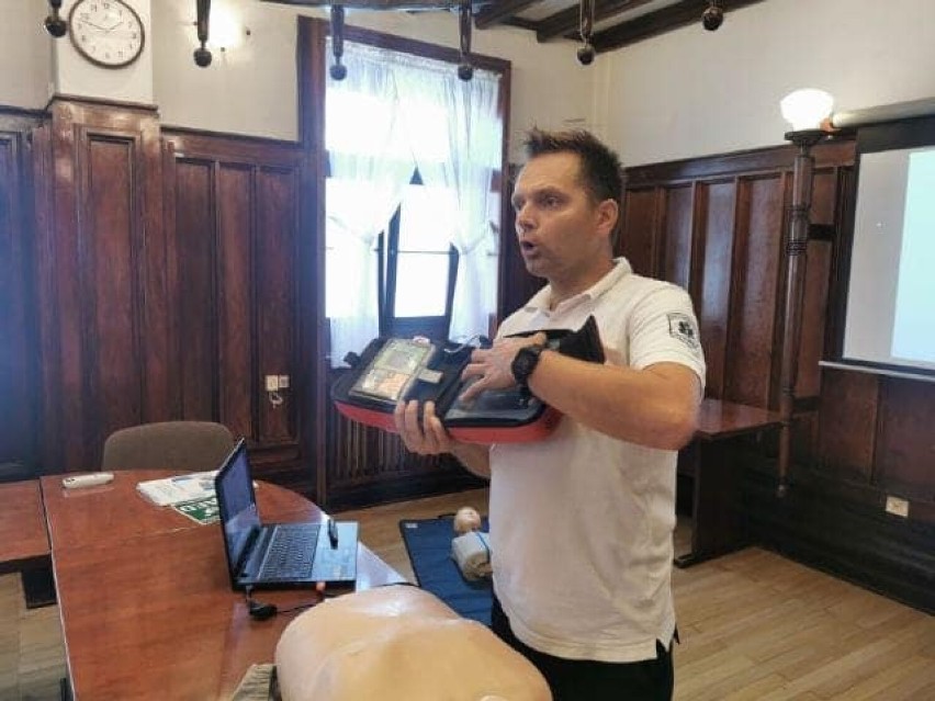 W ratuszu pojawił się defibrylator AED.  Ratownicy szkolą urzędników z zakresu udzielania pierwszej pomocy