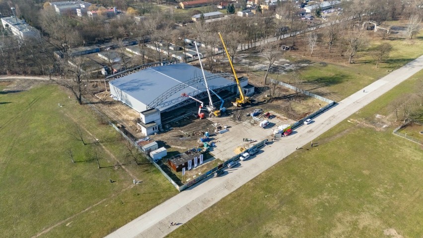 Kraków. Budowa hangaru Heksagon w Muzeum Lotnictwa postępuje. Zamontowano kratownicę