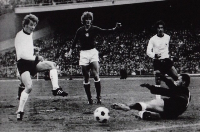 Mecz Niemcy - Polska 0:0 (17 listopada 1971 roku) w Hamburgu. Eliminacje piłkarskich mistrzostw Europy. Marian Szeja (leży) powstrzymuje atak rywali