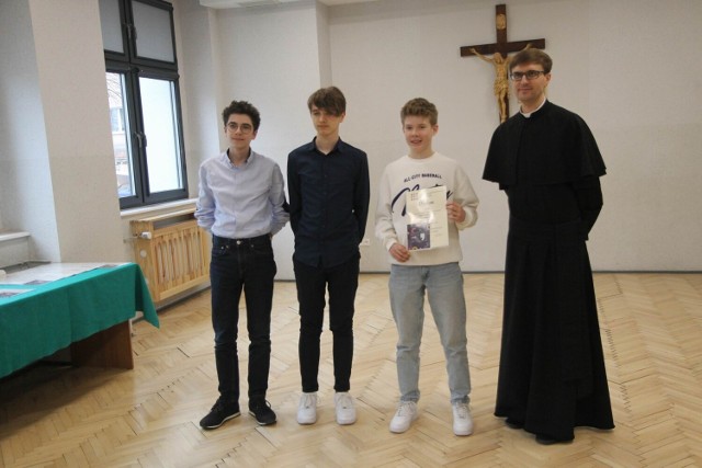 Ks. Paweł Orpik wręczył nagrody najlepszych uczniom z poszczególnych przedmiotów