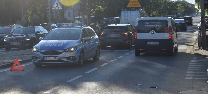 Pieszy odbił się od samochodu. 28-latek pijany i na czerwonym  