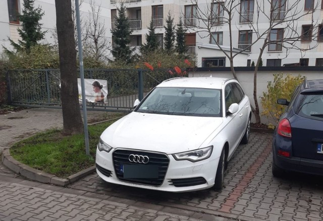 Skradzione w Kielcach audi odnaleziono na parkingu w Pruszkowie.