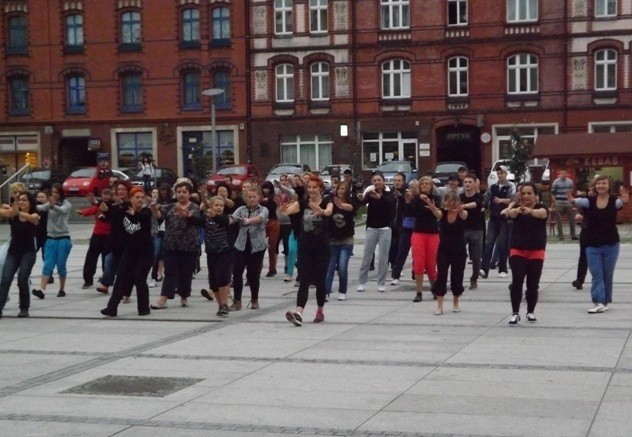 Flash mob w Rudzie Śląskiej. Tańczyli na rynku w Nowym Bytomiu