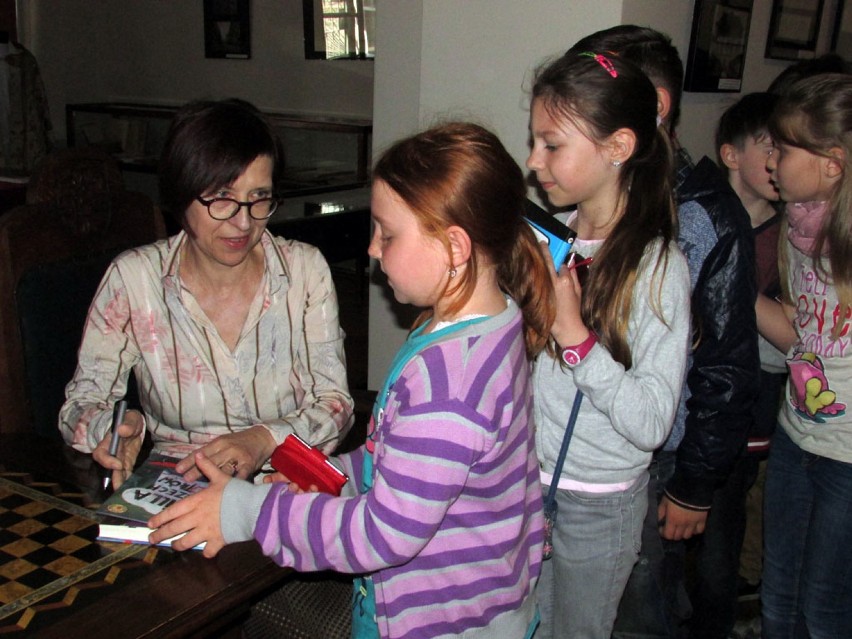 Spotkanie z Małgorzatą Strękowską-Zarembą w bibliotece.