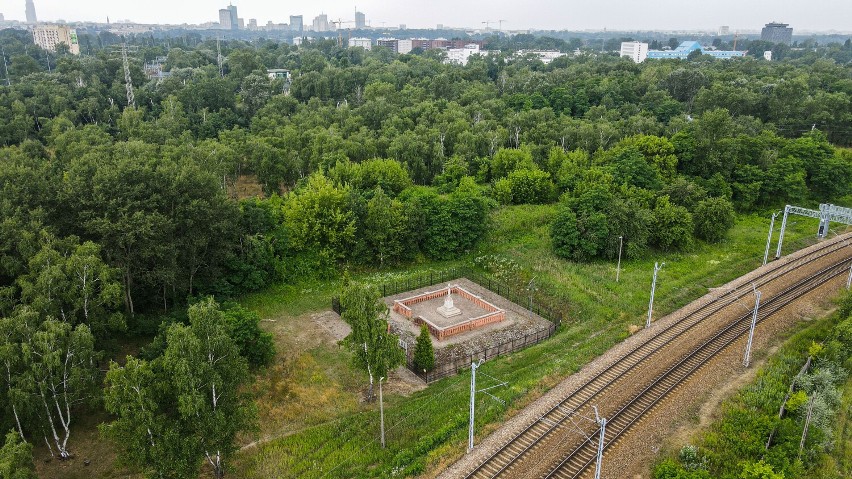 Cmentarz choleryczny w Warszawie. Najbardziej tajemnicza nekropolia w mieście. Jakie skrywa historie?