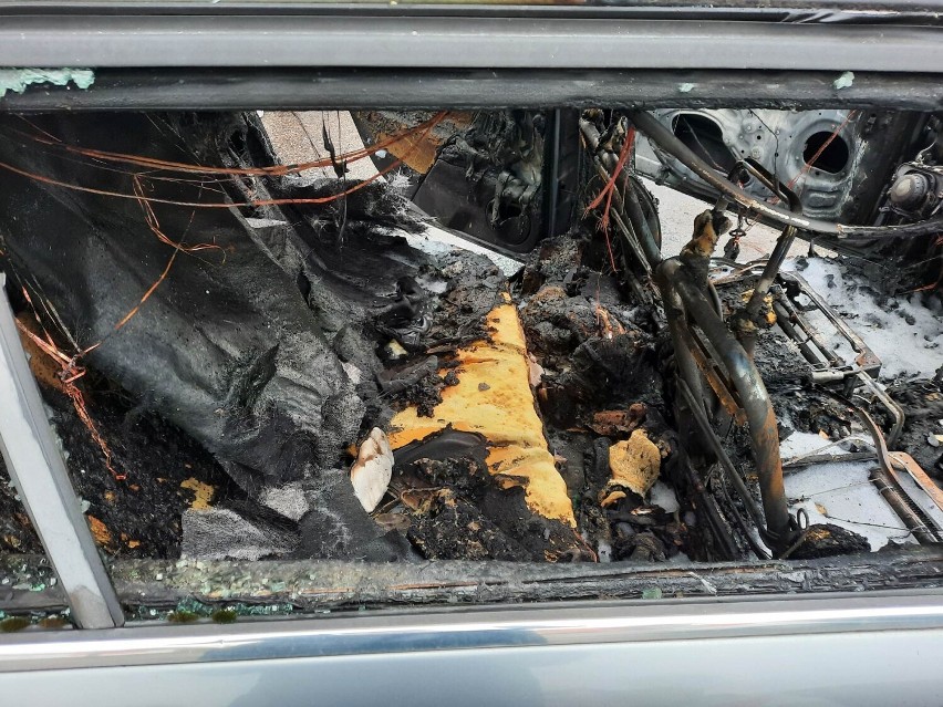 Pożar samochodu na parkingu w Wągrowcu. Właściciel prosi o pomoc świadków. Widziałeś coś? Zgłoś się na policję! 