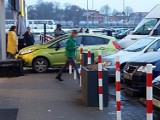 Auto wjechało do sklepu z obuwiem w żarskiej galerii. Na szczęście nikomu nic się nie stało