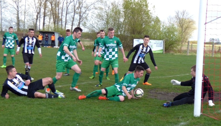 Niedzielne derby Grodu Wiślica (w zielonych strojach) i...