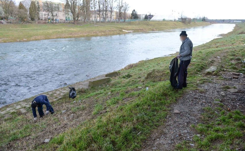 Osadzeni z Zakładu Karnego w Medyce sprzątają dzikie...