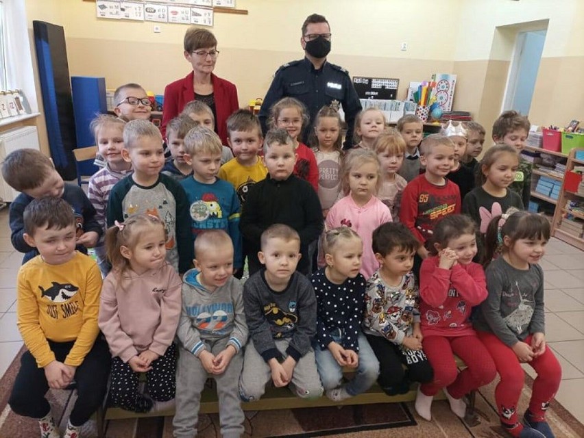 Wizyta dzielnicowego w szkole i przedszkolu w Gościeszynie.