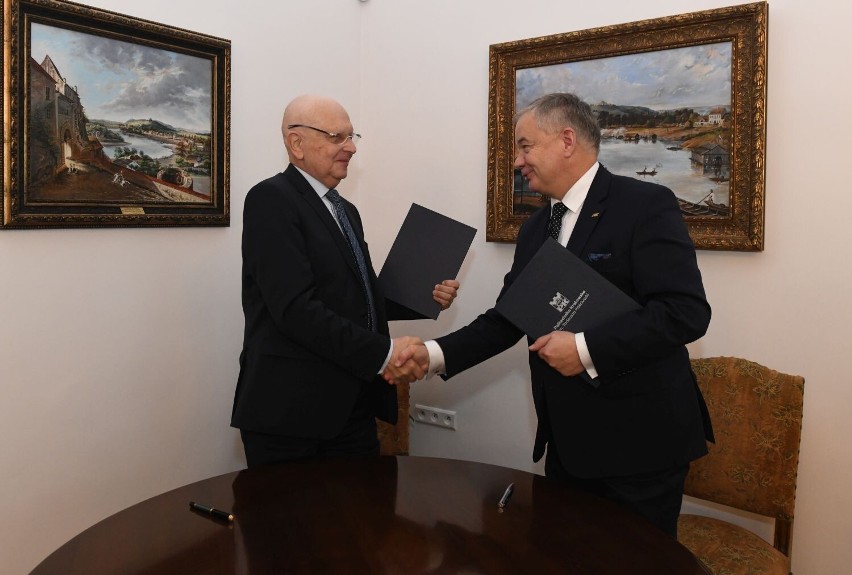 Porozumienie podpisali: rektor PK prof. Andrzej Białkiewicz...