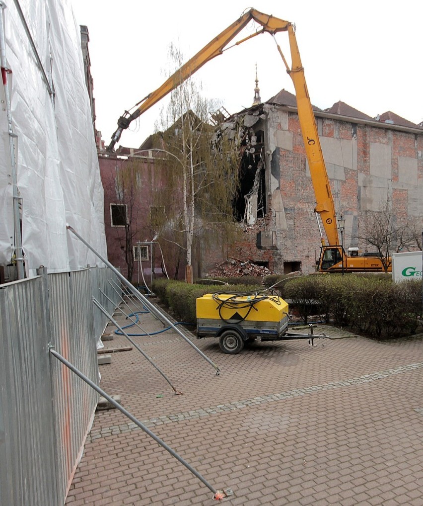 Rozbiórka kina Neptun. Nie pomaga zraszanie, pył i hałas uciążliwy dla mieszkańców [ZDJĘCIA]