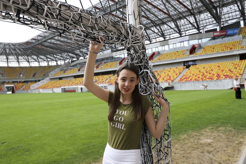 Wylicytuj murawę z białostockiego stadionu i pomóż Wiktorii