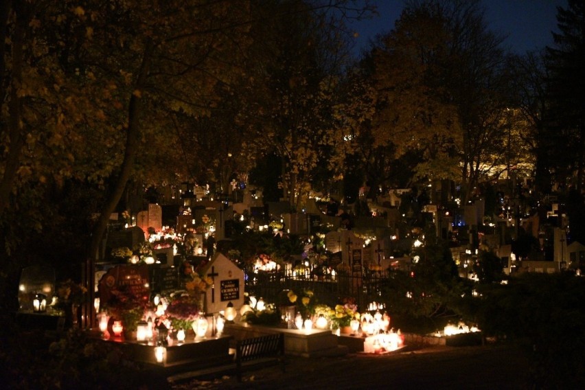 W dniu 1 listopada, torunianie wyruszyli na cmentarze, by...