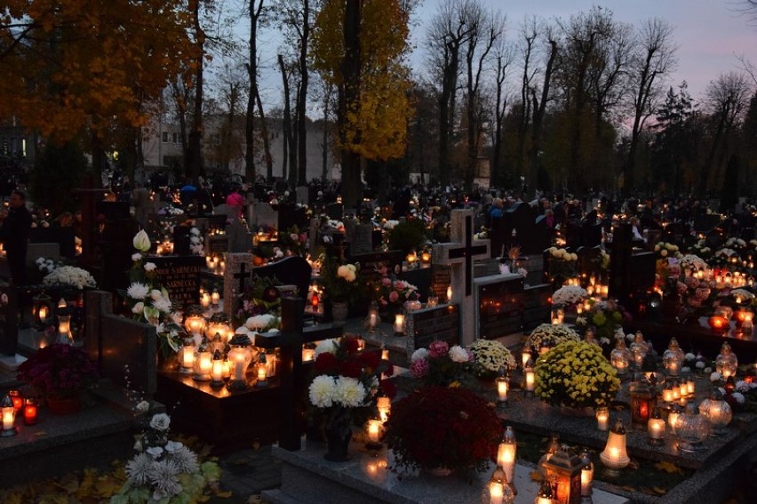 Wieczór Wszystkich Świętych na starym cmentarzu w Zduńskiej Woli [nocne zdjęcia]