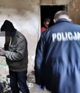 Sławno. Policjanci wezwali karetkę. Bezdomny potrzebował pomocy ZDJĘCIA