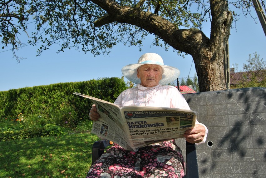 Pani Tekla czyta "Gazetę Krakowską" bez okularów....