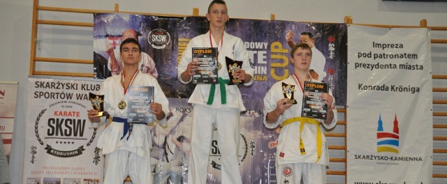 Podium w kategorii 16-17 lat, w wadze do 70 kg. W środku zwycięzca Kacper Zaborski ze Skarżyska, z lewej drugi Dominik Kasza z Buska-Zdroju, z prawej trzeci Wojciech Dobrzański z Szydłowca.