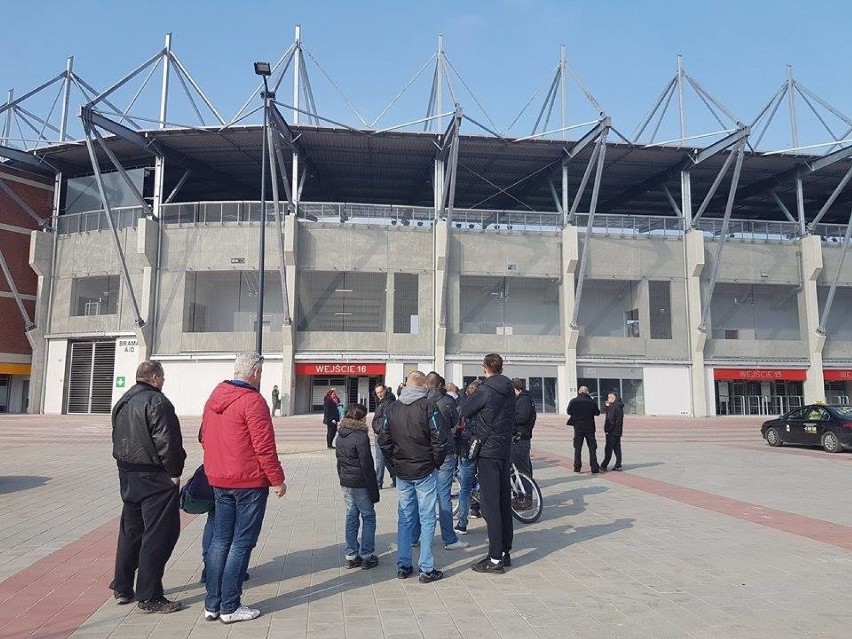 Widzew Łódź. Pod stadionem rosną kolejki kibiców czekających na odbiór karnetów